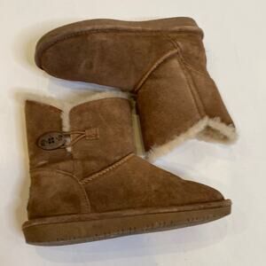 BearPaw Rosie Women’s Shearling Ankle Booties w/Loop/Button EUC Sz 7 Suede Wool